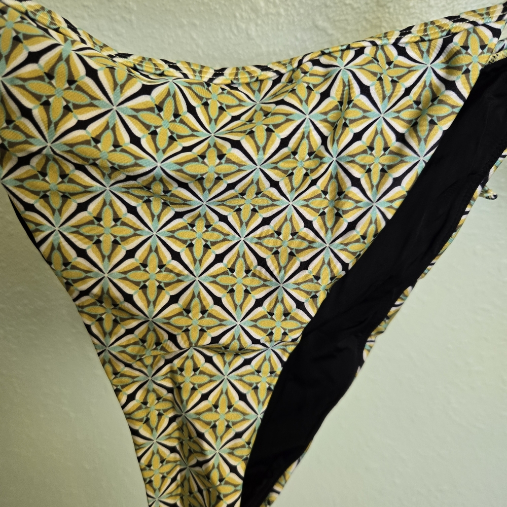 Chic Patterned Bikini Top - Picture 3 of 5